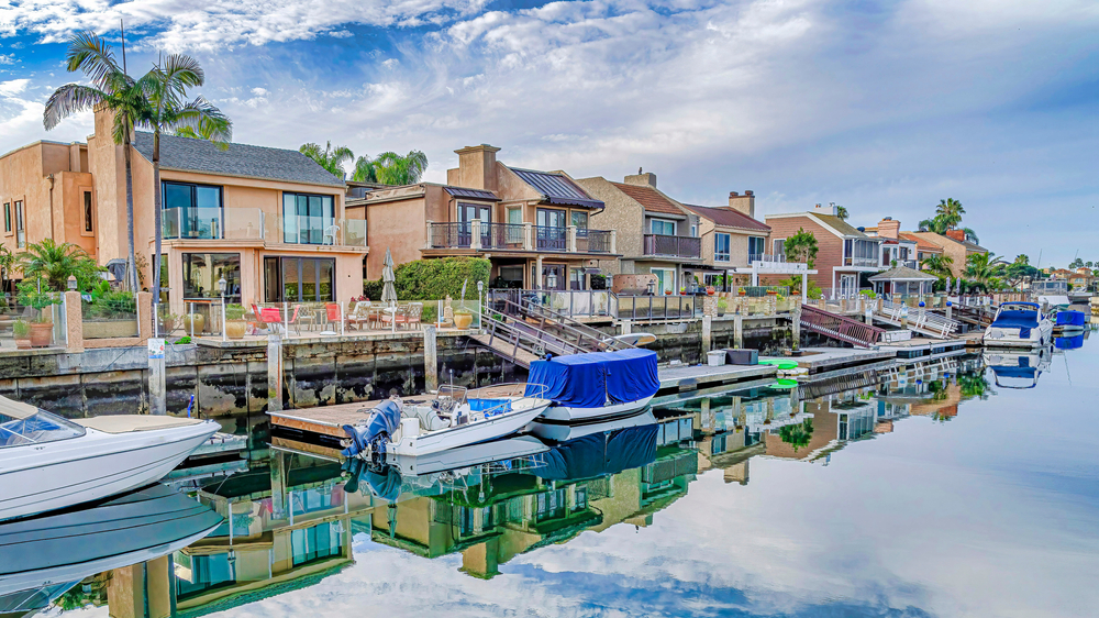 Pano,Amazing,Waterfront,Landscape,With,Houses,Docks,And,Boats,Under